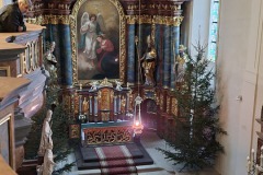 Blich in den Altarraum der Kirche