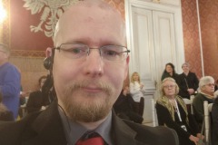 Mit Knopf im Ohr über alles informiert