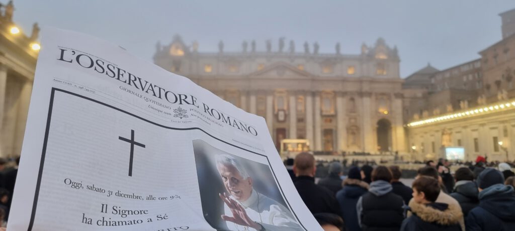 Sonderausgabe des L'Ossevatore Romano auf dem Petersplatz