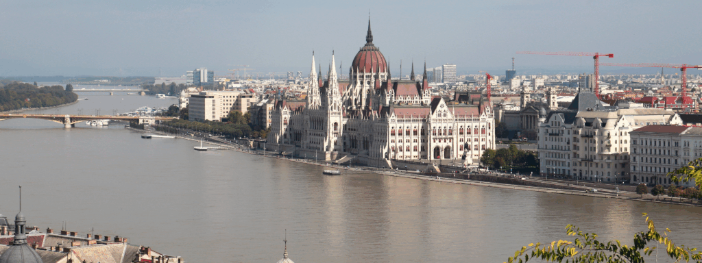 Ungarisches Parlament am Ufer der Donau