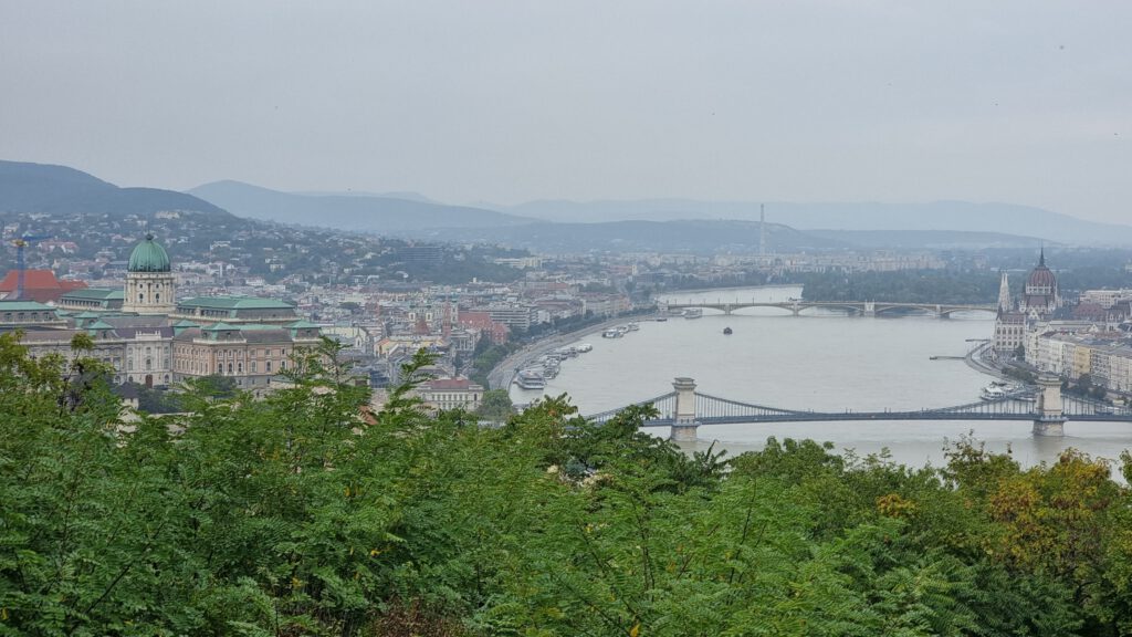 Blick vom Gellértberg auf Budapest und Donau